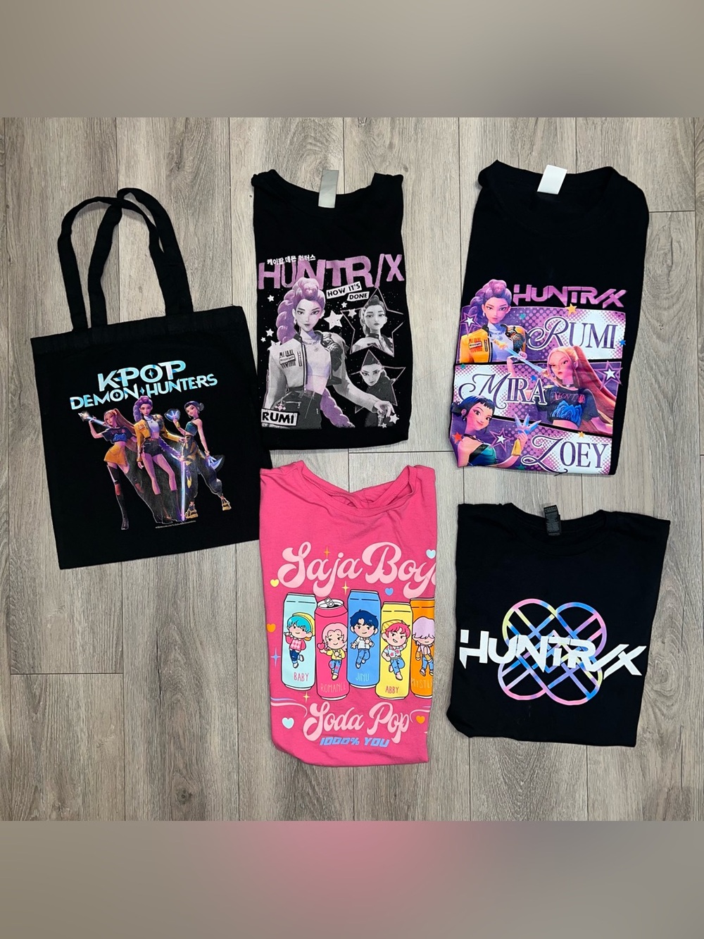 Huntrix K Pop Demon Hunters Saja Boys Bundle Tote Bag 4 Shirts Girls XL (14)